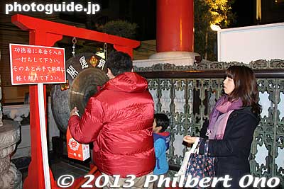Pay a fee to ring the gong.
Keywords: kanagawa yokohama chinatown chinese new year Kwan Tai Temple Kanteibyo