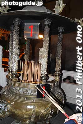 Incense burner at Kwan Tai Temple.
Keywords: kanagawa yokohama chinatown chinese new year Kwan Tai Temple Kanteibyo