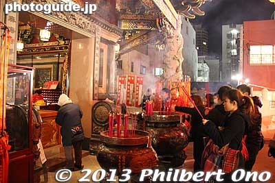 New Year's prayers at Ma Zhu Miao Temple Masobyo, Yokohama.
Keywords: kanagawa yokohama chinatown chinese new year Ma Zhu Miao Temple Masobyo