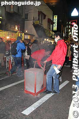 During Chinese New Year's, one Japanese word to learn is "bakuchiku" (爆竹). It literally means "exploding bamboo." Of course, we call it firecrackers. They pop firecrackers at least twice each time the lion dances.
 
Keywords: kanagawa yokohama chinatown chinese new year lion dance shishimai firecrackers