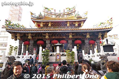 Yokohama Chinatown's main temple called Kwan Tai Temple (Kanteibyo in Japanese 関帝廟). Busy with Chinese New Year worshippers. Dedicated to Kwan Tei, a famous general in the ancient Chinese Imperial army and Taoist symbol of integrity and loyalty
Keywords: kanagawa yokohama chinatown chinese new year