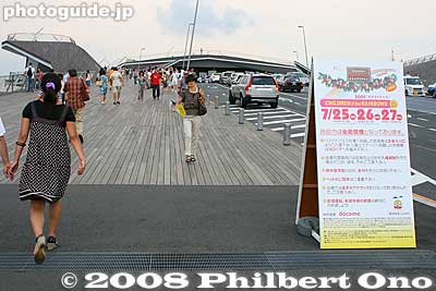 The 7th Yokohama Hawai'i Festival was held during July 25-27, 2008 at the huge Osambashi Pier next to Yamashita Park. Way to Osambashi. 大さん橋
Keywords: kanagawa yokohama hawaii festival osanbashi osambashi pier dock matsuri7