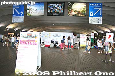 The multi-level Osambashi Pier building is huge and goes beyond what your eye can see. The air-conditioning was quite high, making all of us sweat.
Keywords: kanagawa yokohama hawaii festival osanbashi osambashi pier dock