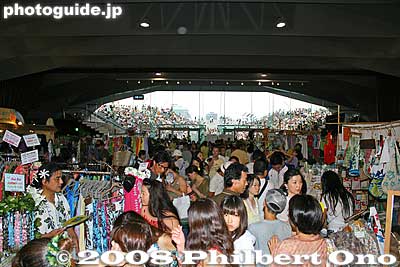 Clothing shops and the outdoor stage can be seen in the distance.
Keywords: kanagawa yokohama hawaii festival osanbashi osambashi pier dock clothing aloha shirts