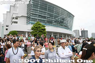 A crowd of a few hundred on hand to greet Hokule'a's arrival.
Keywords: kanagawa yokohama port pier boat canoe hokulea hawaiian