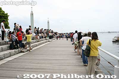 People crowd the waterfront near Pukari Sanbashi Pier.
Keywords: kanagawa yokohama port pier boat canoe hokulea hawaiian