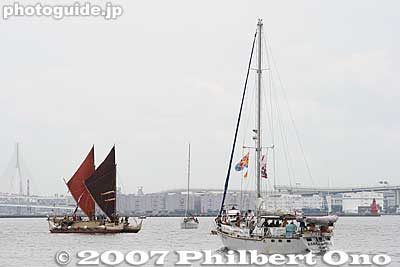 Hokule'a and escort ship Kama Hele. What makes this canoe so special and famous is that it was used to sail from Hawaii to Tahiti (and many other places) without any modern navigational instruments.
Keywords: kanagawa yokohama port pier boat canoe hokulea hawaiian sail
