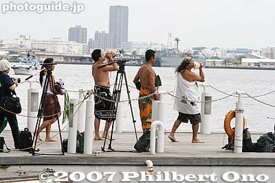 Conch shell blowers signal the canoe's arrival.
Keywords: kanagawa yokohama port pier boat canoe hokulea hawaiian