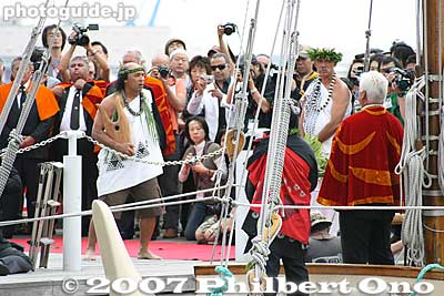 Hokule'a arrival ceremonies
Keywords: kanagawa yokohama port pier boat canoe hokulea hawaiian ceremony