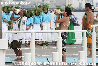Keywords: kanagawa yokohama port pier boat canoe hokulea hawaiian hula dancers women