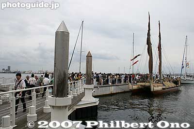 Arrival ceremony ends and people start to leave the pier.
Keywords: kanagawa yokohama port pier boat canoe hokulea hawaiian