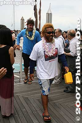 All the crew members met applause and handshakes.
Keywords: kanagawa yokohama port pier boat canoe hokulea hawaiian