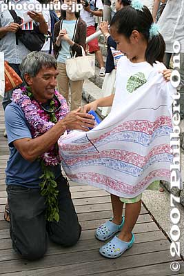 He actually wanted her to keep her magnificant work of art, but she wanted him to have it.
Keywords: kanagawa yokohama port pier boat canoe hokulea hawaiian
