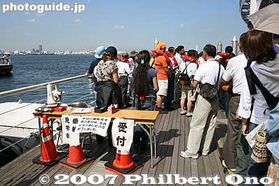 This was during the 2 pm - 4 pm tour, and by 2:20 pm, the Hokule'a canoe tour reception desk says tours are all full. ホクレア号乗船見学会
Keywords: kanagawa yokohama port hokulea canoe boat sail hawaiian