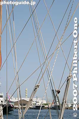 Ropes crisscross everywhere.
Keywords: kanagawa yokohama port hokulea canoe boat sail hawaiian
