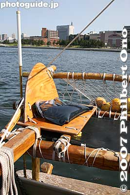 Navigator's seat (kilo) at the stern. The black thing is apparently a seat cushion. Another one on the opposite side.
Keywords: kanagawa yokohama port hokulea canoe boat sail hawaiian
