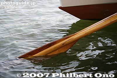 Close-up of steering paddle or Hoe uli, made of wood.
Keywords: kanagawa yokohama port hokulea canoe boat sail hawaiian