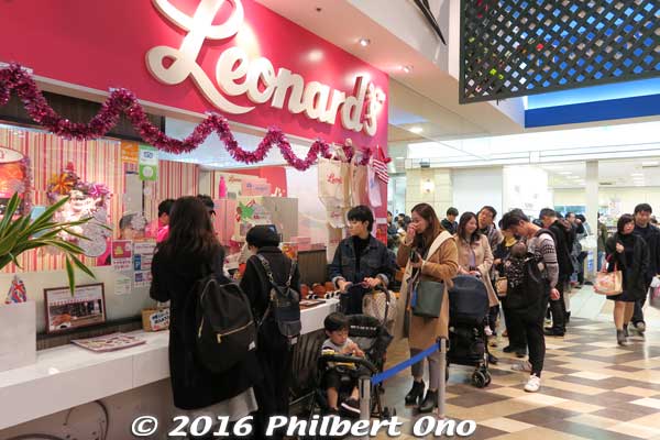 After seeing the exhibition, you might want to stop by the neighboring Yokohama World Porters shopping mall and get a malasada from Leonard's in the Hawaiian Town section.
It might be crowded though, especially on weekends/holidays.
