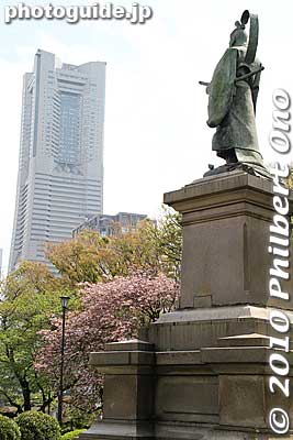 Statue of Ii Naosuke and Landmark Tower in Yokohama.
Keywords: kanagawa yokohama kamonyama park 