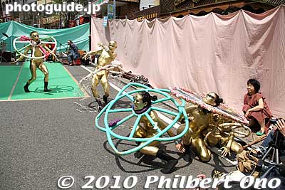 But it was obvious that the gold paint easily rubbed off, when they sat on the ground, etc.
Keywords: kanagawa yokohama noge daidogei street performers performances sasara housara butoh dancers 