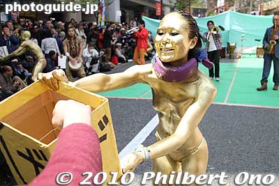 I gladly gave them a coin, even though they deserve a lot more. Hopefully there were people who gave bills.
Keywords: kanagawa yokohama noge daidogei street performers performances sasara housara butoh dancers 