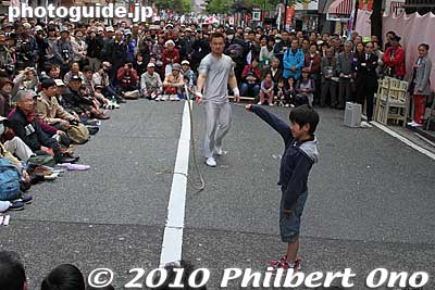 Next group I saw were these Chinese acrobats. First he uses a long whip to cut off the flower the little boy is holding.
Keywords: kanagawa yokohama noge daidogei street performers performances chinese acrobats 