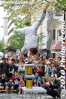 This man did a few amazing balancing acts.
Keywords: kanagawa yokohama noge daidogei street performers performances chinese acrobats 