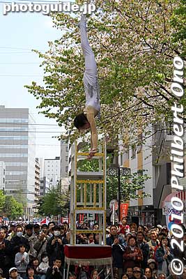 But the most amazing act was the final one, by this world-class Chinese acrobat.
Keywords: kanagawa yokohama noge daidogei street performers performances chinese acrobats 