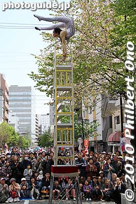 Then she balances herself on this high stack of chairs.
Keywords: kanagawa yokohama noge daidogei street performers performances chinese acrobats 