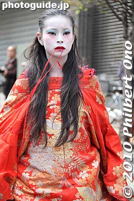 She moved very slowly down the road.
Keywords: kanagawa yokohama noge daidogei street performers performances butoh dancers 