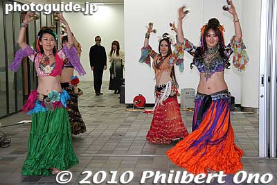 They danced in two groups. There's another group dancing on the right of this group.
Keywords: kanagawa yokohama noge daidogei street performers performances japanese belly dancers 
