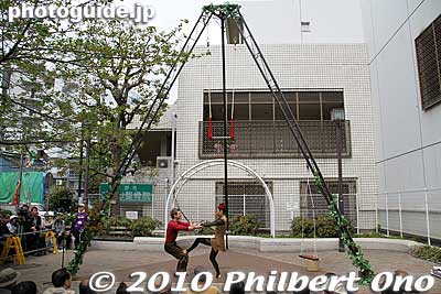 This is Solsora, a French-Canadian guy and Japanese lady doing a circus-like act on a giant swing.
Keywords: kanagawa yokohama noge daidogei street performers performances