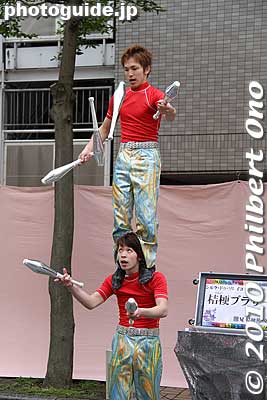 Another juggling act was the Kikyo Brothers. 桔梗ブラザーズ Also see my [url=http://www.youtube.com/watch?v=tx06Sc3YFf0]video at YouTube[/url]. 桔梗ブラザーズ
Keywords: kanagawa yokohama noge daidogei street performers performances