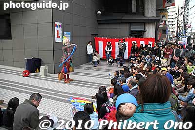 Another balloon act.
Keywords: kanagawa yokohama noge daidogei street performers performances