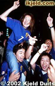 To the great surprise of most Japanese the foreign supporters turned out to be wonderful and friendly people who love to mix with the natives.
Keywords: world cup soccer osaka kobe 2002 fans kjeld duits