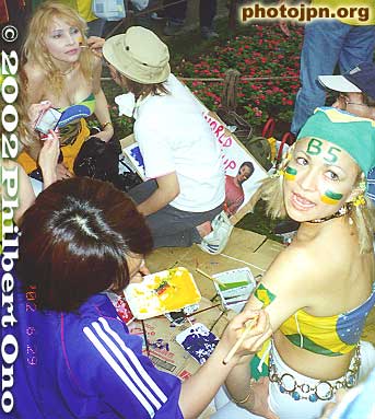 Face painters were on hand to paint litle flags on supporters.
Keywords: world cup soccer game yokohama 2002 fans brazil germany women