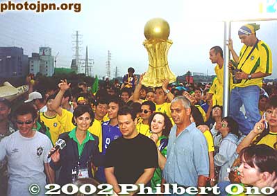 A well-known newscaster from Brazil speaks with a few Brazilians.
Keywords: world cup soccer game yokohama 2002 fans brazil germany