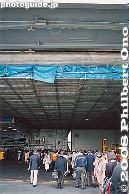 Hangar below deck. The USS Independence was decommissioned in Sept. 1998.
Keywords: kanagawa yokosuka us navy naval base military aircraft carrier uss independence 