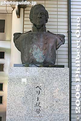Bust of Commodore Perry at the entrance of Perry Memorial Hall 
Keywords: kanagawa yokosuka kurihama perry monument park museum sculpture