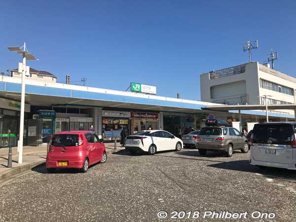 JR Zushi Station is slightly beyond Kamakura. Takes a little over an hour from Tokyo Station on the JR Yokosuka Line. Local buses go to local attractions. The beach is near enough to walk to.
Keywords: Kanagawa Zushi