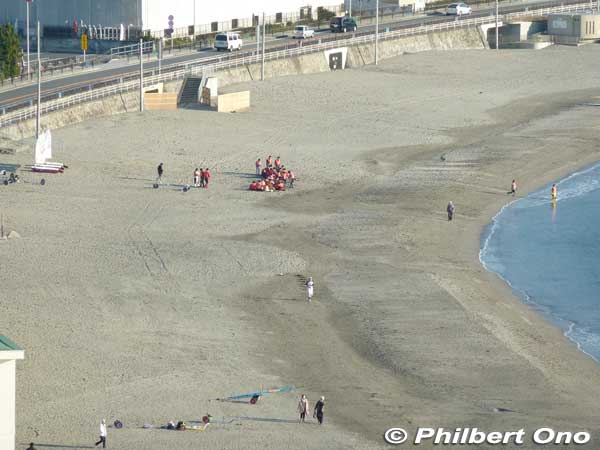 In summer, Zushi beach is full of beach goers.
Keywords: Kanagawa Zushi beach