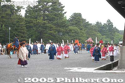10:30 am: Starting point at Kyoto Gosho Imperial Palace 京都御所 出発
The procession is ready to depart.
Keywords: kyoto aoi matsuri festival heian