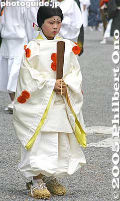 The procession basically consists of two columns: The Hon-retsu which includes the procession's highest-ranking official called Chokushi. It consists of men. The second and longer column is the Saio-dai-retsu consisting of women.
Keywords: kyoto aoi matsuri festival heian japanchild