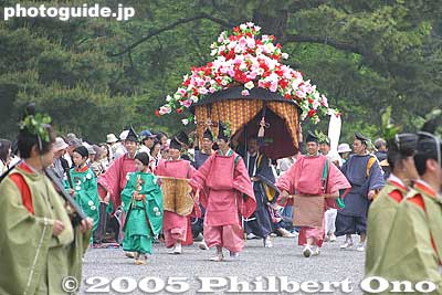 Over 500 people in the procession walk along the 8-kilometer route.
There's a lunch break at around noon at Shimogamo Shrine.
Keywords: kyoto aoi matsuri festival heian