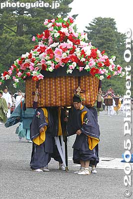 Flower umbrella called furyu-gasa. 風流傘
Flowers are artificial.
Keywords: kyoto aoi matsuri festival heian matsuri5