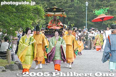 Saio-dai Princess riding on a special palanquin called Oyoyo. 斎王代　腰輿（およよ）
腰輿（およよ）
Keywords: kyoto aoi matsuri hollyhock festival heian