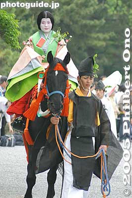 Shrine maiden on horseback called Munanori Onna.
騎女
Keywords: kyoto aoi matsuri hollyhock festival heian kimono horse