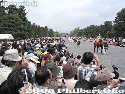 Main promenade of Kyoto Imperial Palace
Unless you get here early, it is very difficult to get a good place to take pictures. This promenade is the most popular place for photographers. It is most scenic because there are no distracting buildings.
Keywords: kyoto aoi matsuri hollyhock festival heian