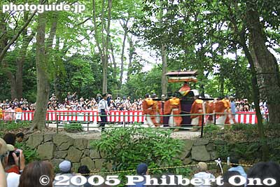 Saio-dai Princess passing through Shimogamo Shrine's Tadasu no Mori forest promenade. 斎王代、糺の森（ただすのもり）にて
下鴨神社

糺の森（ただすのもり）
Keywords: kyoto aoi matsuri hollyhock festival heian