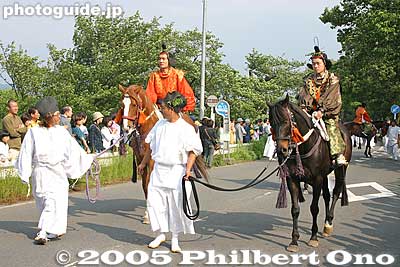 Norijiri horsemen leads the procession. 乗尻
